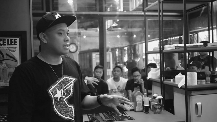 Master barber Vic Hernandez at the Folk 1006 soft opening.
