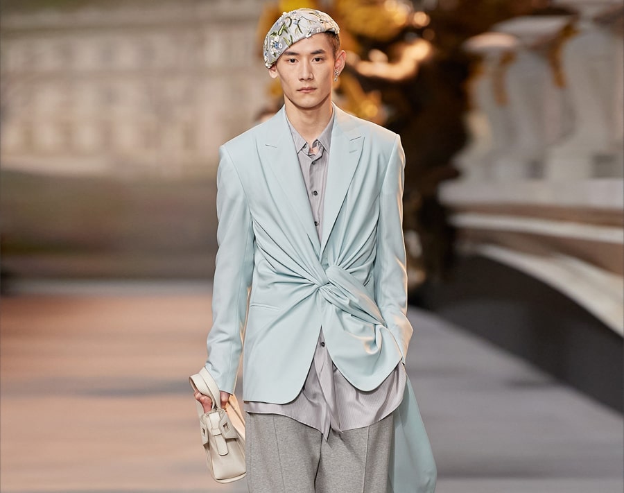 Kim Jones goes clean, romantic, and deconstructed for Dior Men's  fall-winter 2022 – Garage